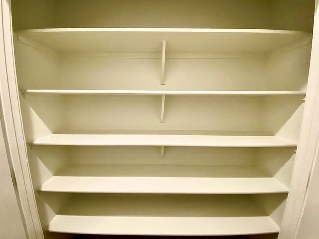 Building Photo - Beautiful Custom 6 Bedroom (2 Primary Bedr...