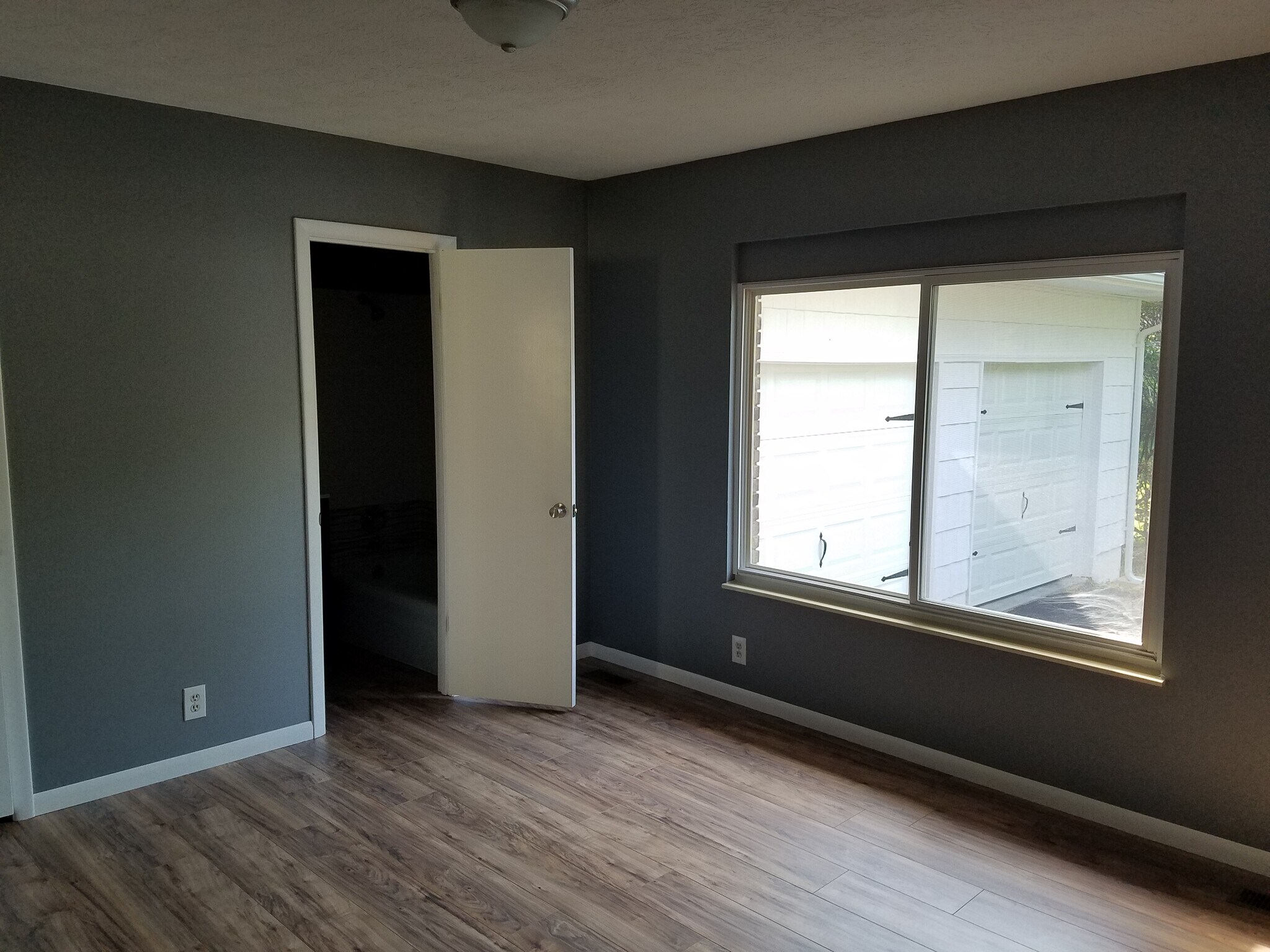 Master Bedroom w/Private Full Bathroom - 722 Shadycrest Dr