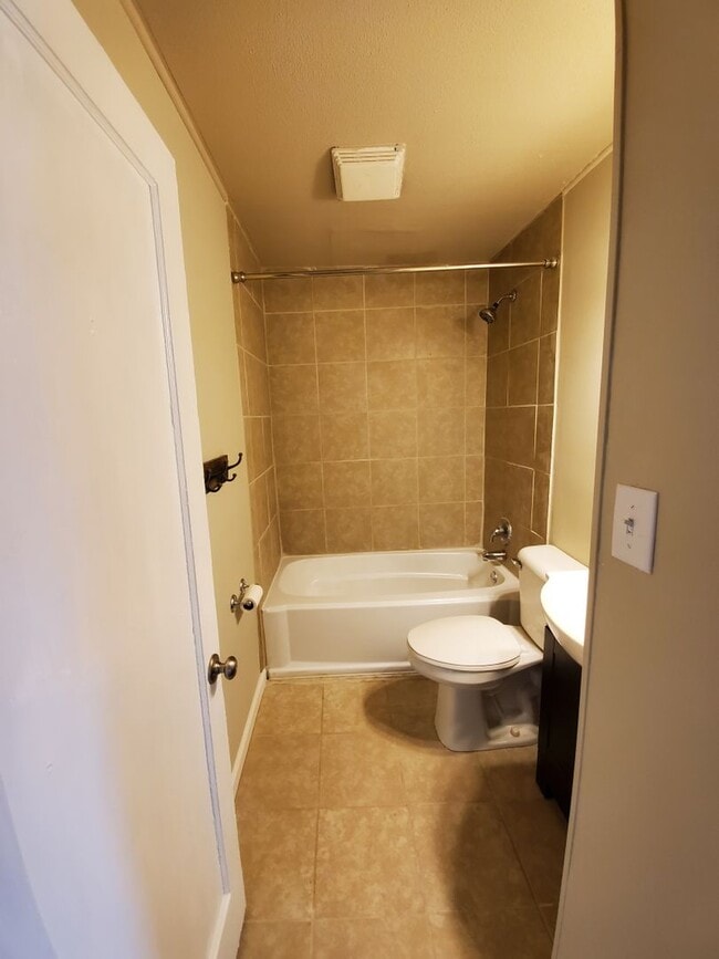 Building Photo - 4 Bedroom 1 Bath Home