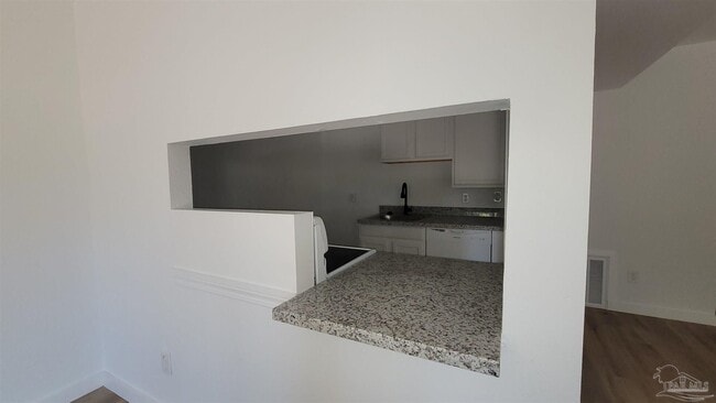 Building Photo - 846 Esconditas Pl