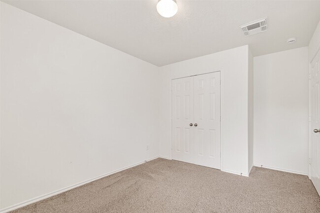 Building Photo - 10 Druids Glen Pl