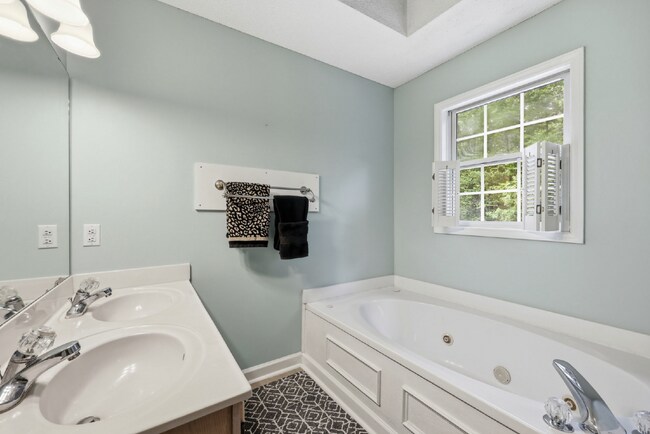 Building Photo - Three-Bedroom Home with Pool in Garner