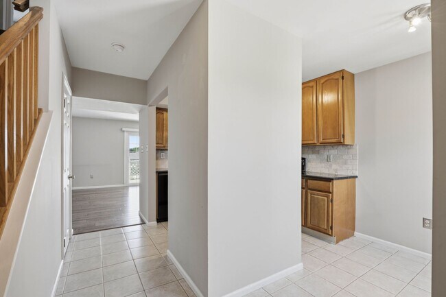 Building Photo - Stunning 3 Bedroom Townhome !