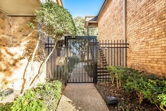 Building Photo - 10248 Regal Oaks Dr