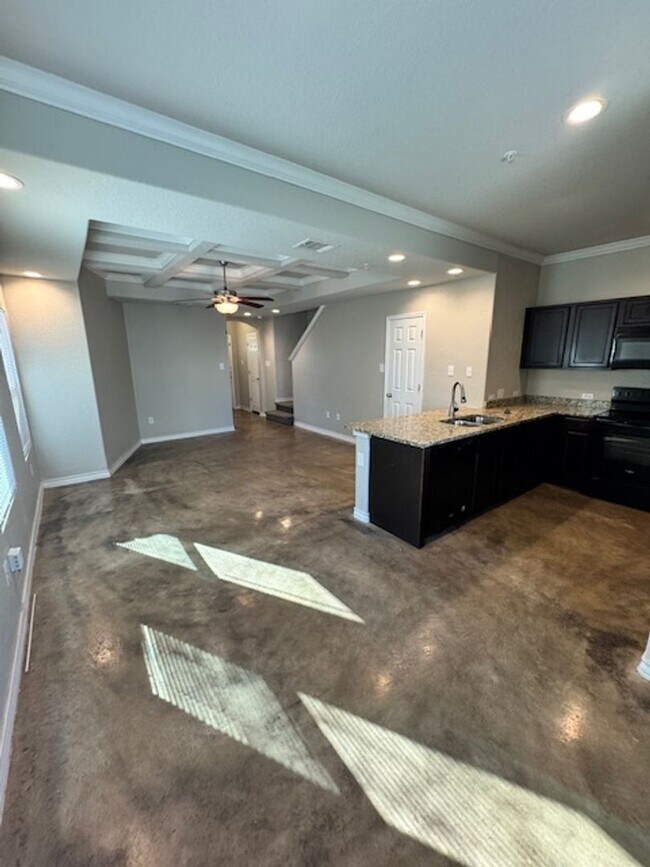 Building Photo - Elegant Townhome Ready for Move In - 3 BR 2.5 Bath - NE San Antonio (in Selma)