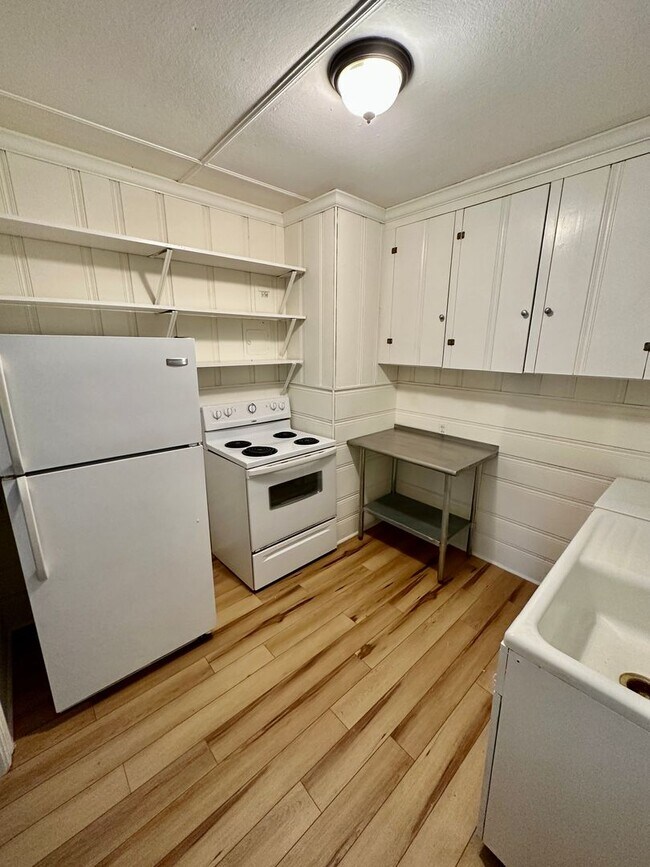 Building Photo - 207 Friendly Ln