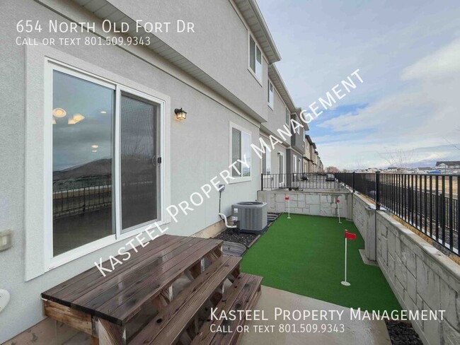 Building Photo - 654 N Old Fort Dr