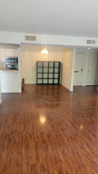 Building Photo - 10960 Ashton Ave