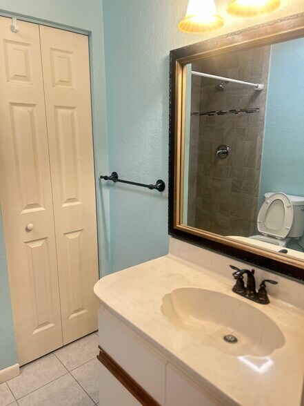 Building Photo - 1585 NE Beacon Dr