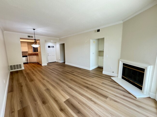 Building Photo - Immaculate 2Bd/2Ba Condo w/Brand New Floor...