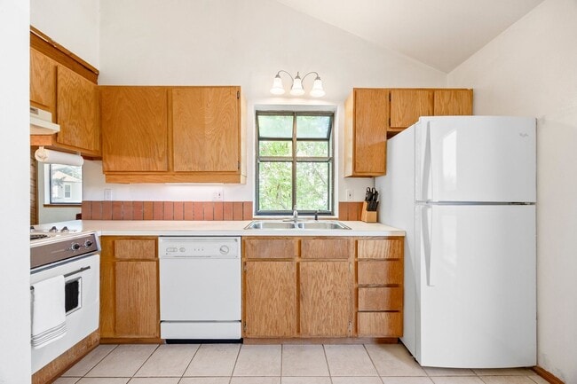 Building Photo - Bright & Peaceful 2BR Condo in South Boulder