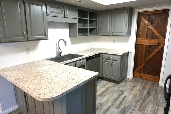 Building Photo - 3 Bed / 2 Bath Home on Cul de Sac in North Rogers - Easy access to 14th St, Shopping, Restaurants!