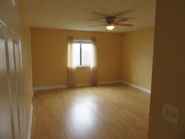 Building Photo - 820 Premier Dr