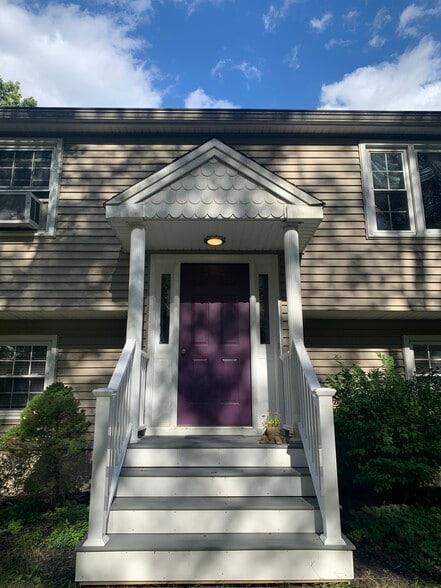 Front of house - 67 E Creek Cir