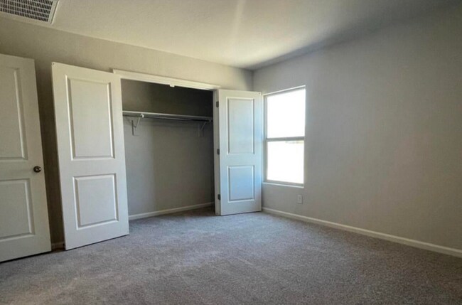 Building Photo - Charming 3 bed 2 bath home located in Eloy!