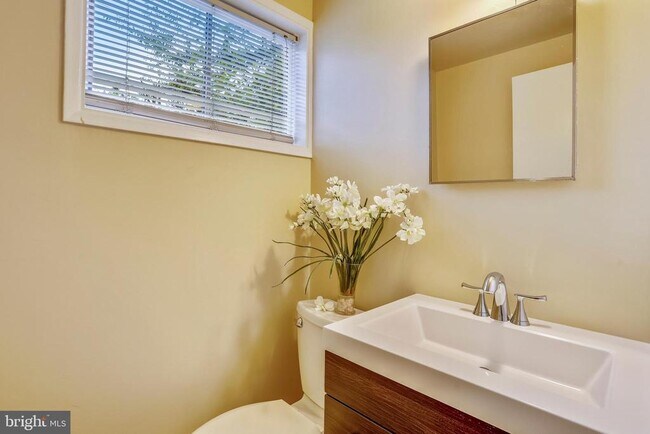 Building Photo - 6048 Rossmore Dr