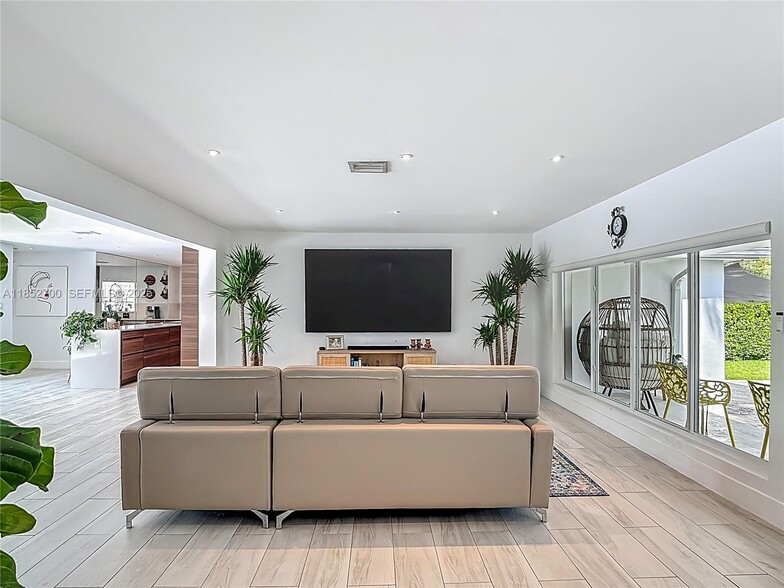 Building Photo - 10825 Peachtree Dr