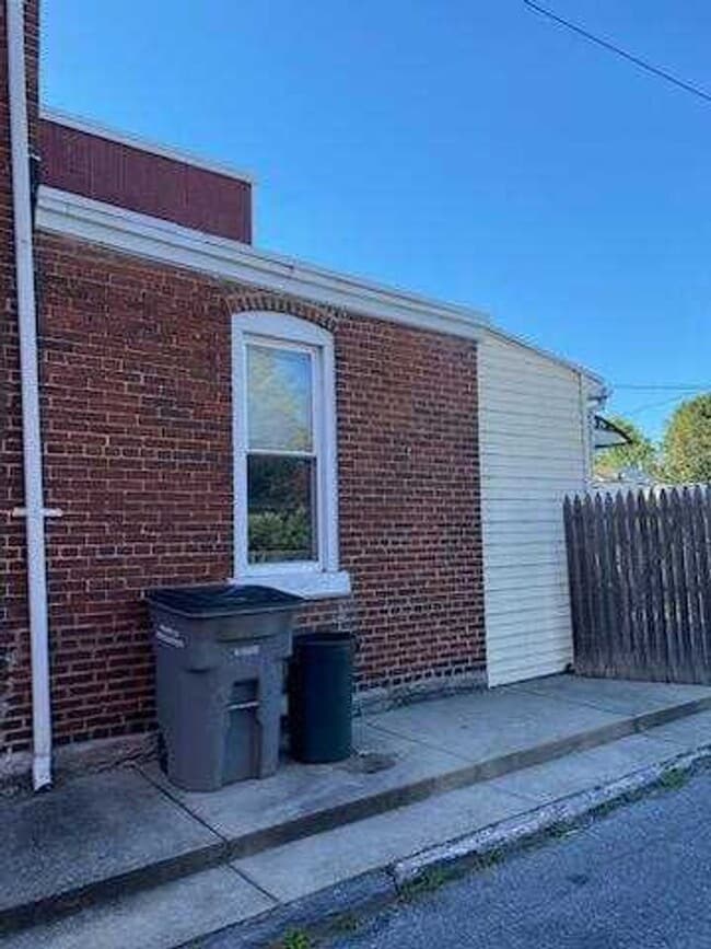 Building Photo - 1215 Lehman St