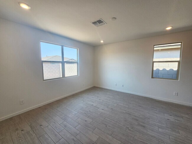 Building Photo - Beautiful new build w mountain views
