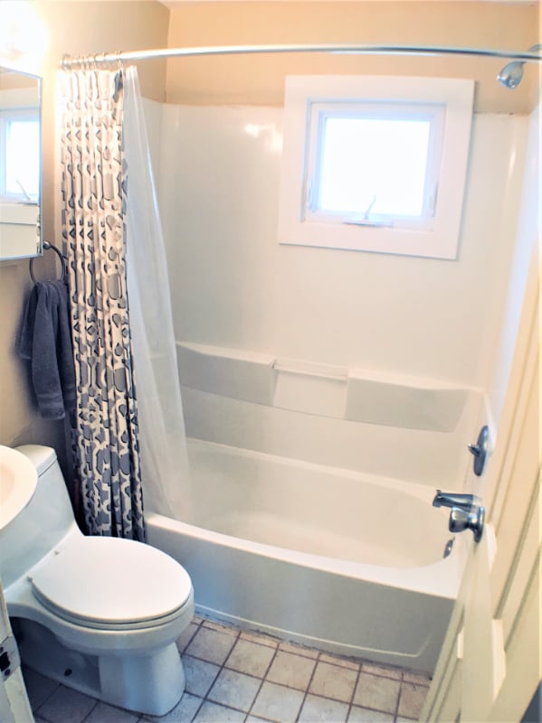 Building Photo - 432 E 16th Ave