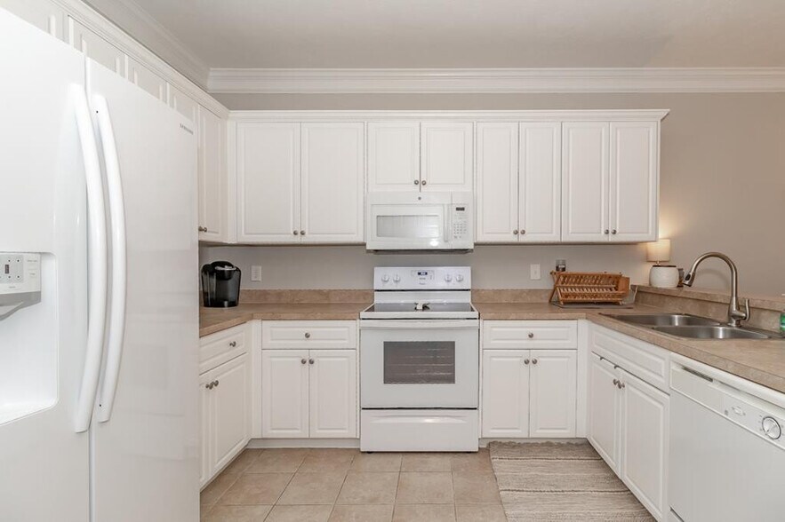 Kitchen. Fridge is now stainless steel. - 434 Bowen Fls