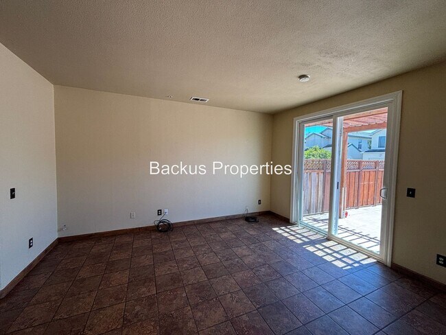 Building Photo - Wonderful two-level home in Creekbridge area