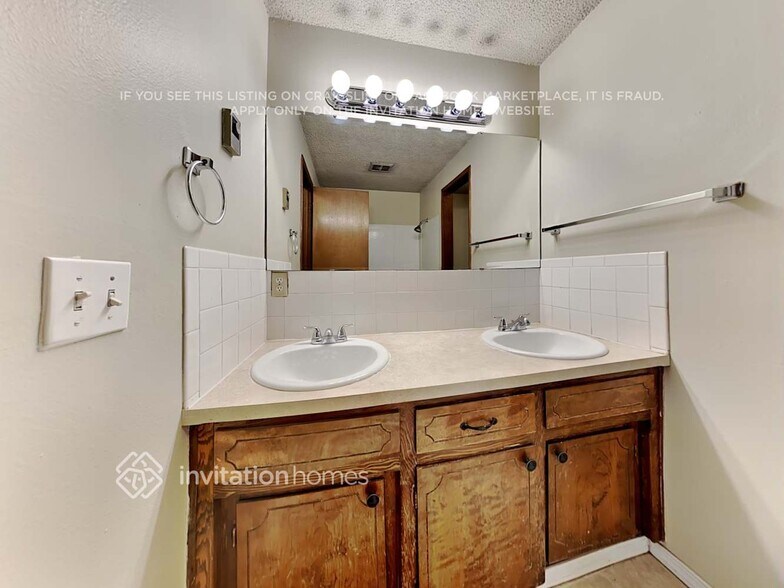 Building Photo - 711 17th St Pl NW