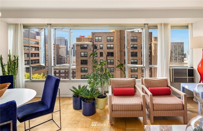 Building Photo - Light & bright view 1 bed 1 bath condo First Hill