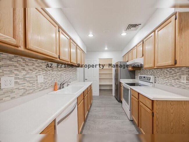 Building Photo - 428 E Fremont Dr