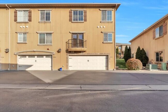 Building Photo - Beautiful Townhouse w attached 2 car garage in Orem