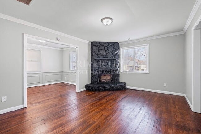 Building Photo - A BERCLAIR BEAUTY!!!