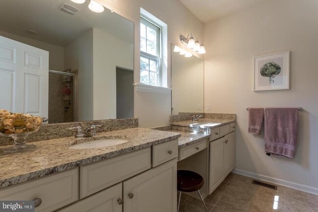 Building Photo - 121 Locks Farm Ln