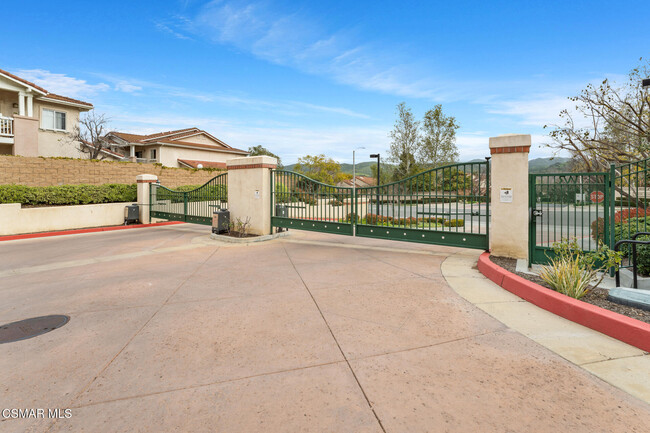 Building Photo - 453 Country Club Dr
