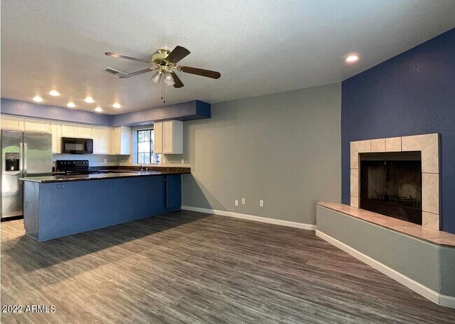 Building Photo - 1124 E Rose Ln