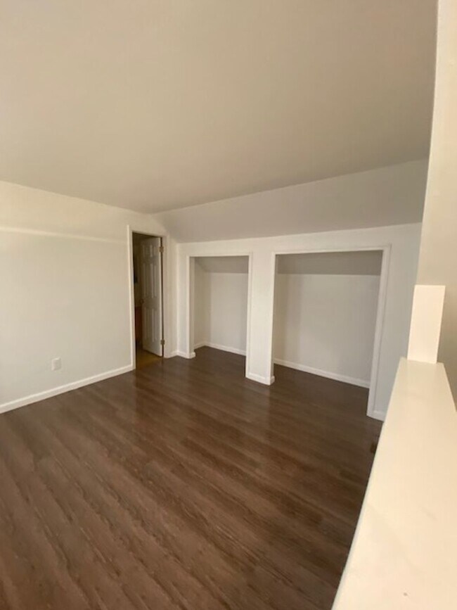Building Photo - Two Bedroom Three Bathroom Condo in Holland