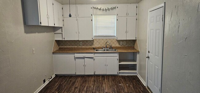 Building Photo - Totally Remodeled 2 Bed 1 Bath SW OKC!  $8...