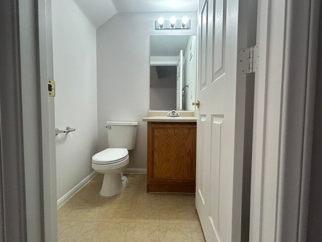 Building Photo - Beautiful Henderson Town Home