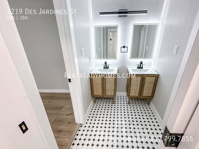 Building Photo - 1219 Des Jardines St