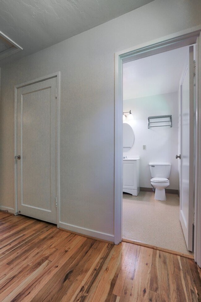 Building Photo - Townhouse with Vintage Mid-Century Character and Modern Updates!