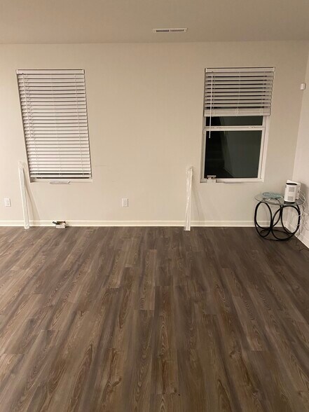 Building Photo - 427 Silo Ct