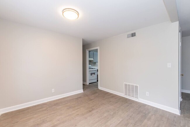 Building Photo - Two Bedroom Home!