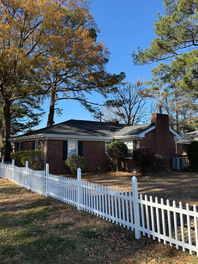 Building Photo - Charming Ranch in Elizabeth River Shore!