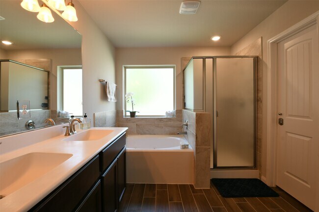 Building Photo - 221 Lake Estates Dr