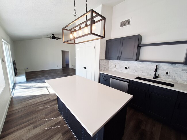 Building Photo - 1005 Ridgeline Dr