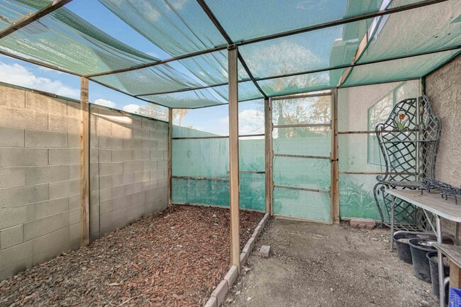 Building Photo - Beautiful 4 bed/ 3 bath POOL Home For Rent