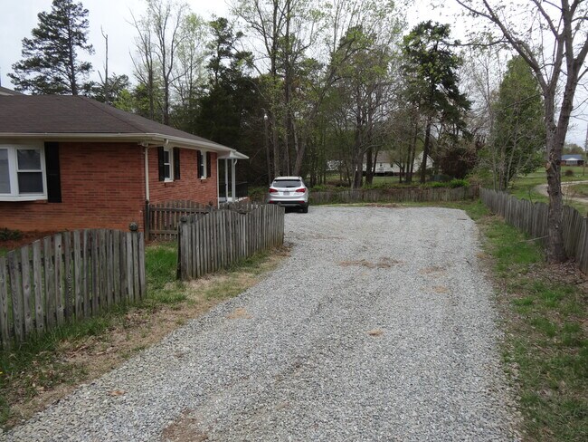 Building Photo - 5773 Gumtree Rd