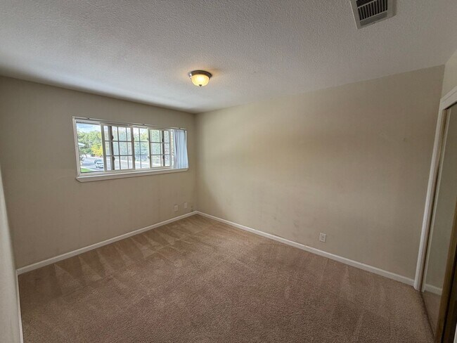 Building Photo - 26 Smithridge Park