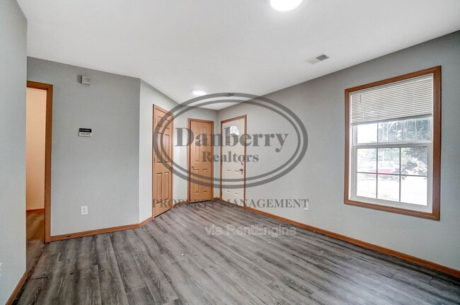 Building Photo - 1115 N Byrne Rd