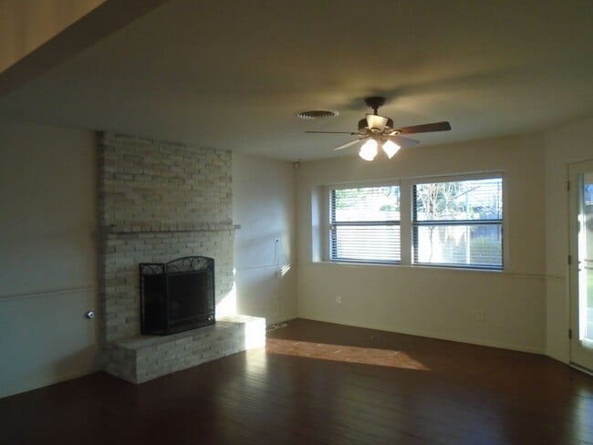 Building Photo - GORGEOUS IN THE OAKS !!!