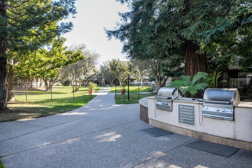 Building Photo - 555 W Middlefield Rd